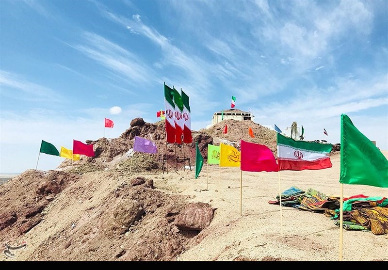 خاکسپاری سه شهید گمنام بر بلندای کوه امام خامنه‌ای به درخواست اهل سنت+ تصاویر