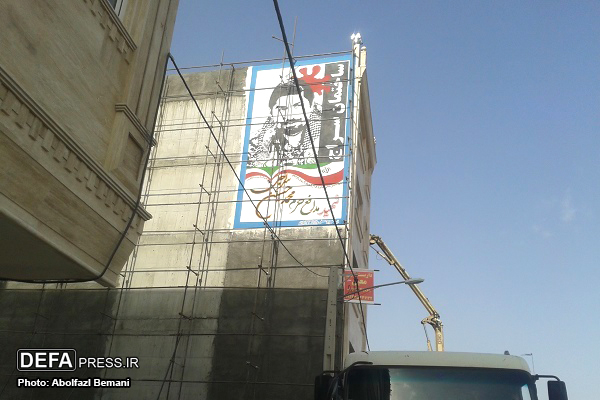 دیوارنگاری ساختمانی در قم با تصویر «شهید سراجی» از شهدای مدافع حرم/تصاویر