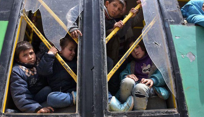 عکس/ انتقال کودکان فوعه و کفریا به پناهگاهی در حلب سوریه