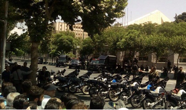 آمار شهدای حادثه مجلس به دو نفر رسید/ دستگیری یکی از مهاجمان + تصاویر