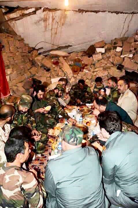 افطار فرماندهان مدافع حرم عراقی در جبهه مقاومت+ تصاویر