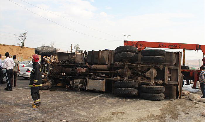 ترافیک سنگین در آزادراه قزوین - کرج به علت واژگونی یک کامیون و تصادف