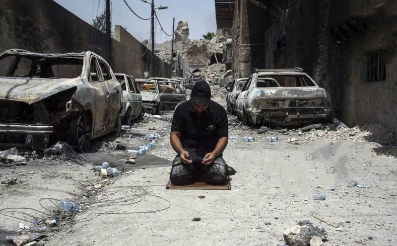 عکس/ کار ارزشمند سرباز عراقی در ویرانه‌های موصل