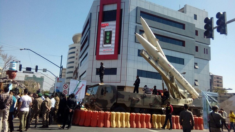 نمایش موشک‌های «ذوالفقار» و «قدر» در تهران