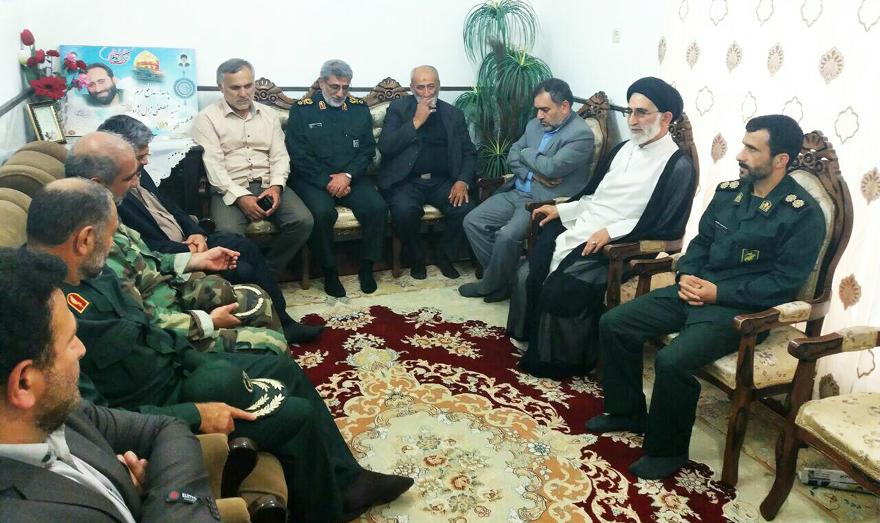 سردار قاآنی با خانواده شهید مدافع حرم «زال نژاد» دیدار کرد