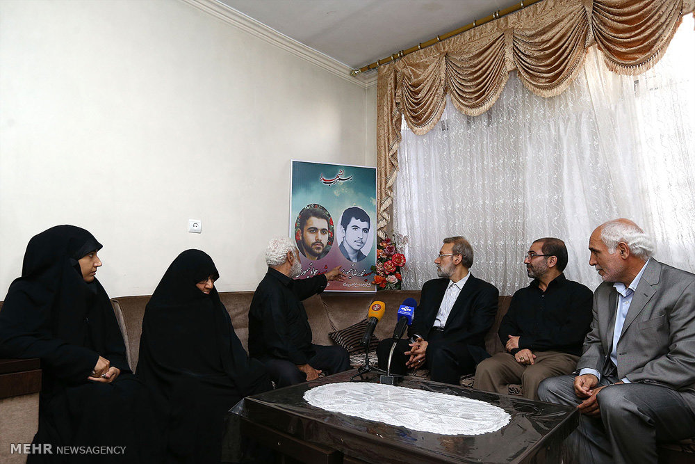 تصاویر/ دیدار رییس مجلس با خانواده شهید حادثه تروریستی