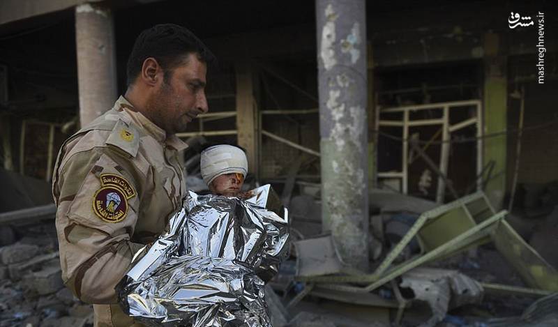 عکس/ نجات معجزه‌آسای 2 کودک از زیر آوارهای موصل