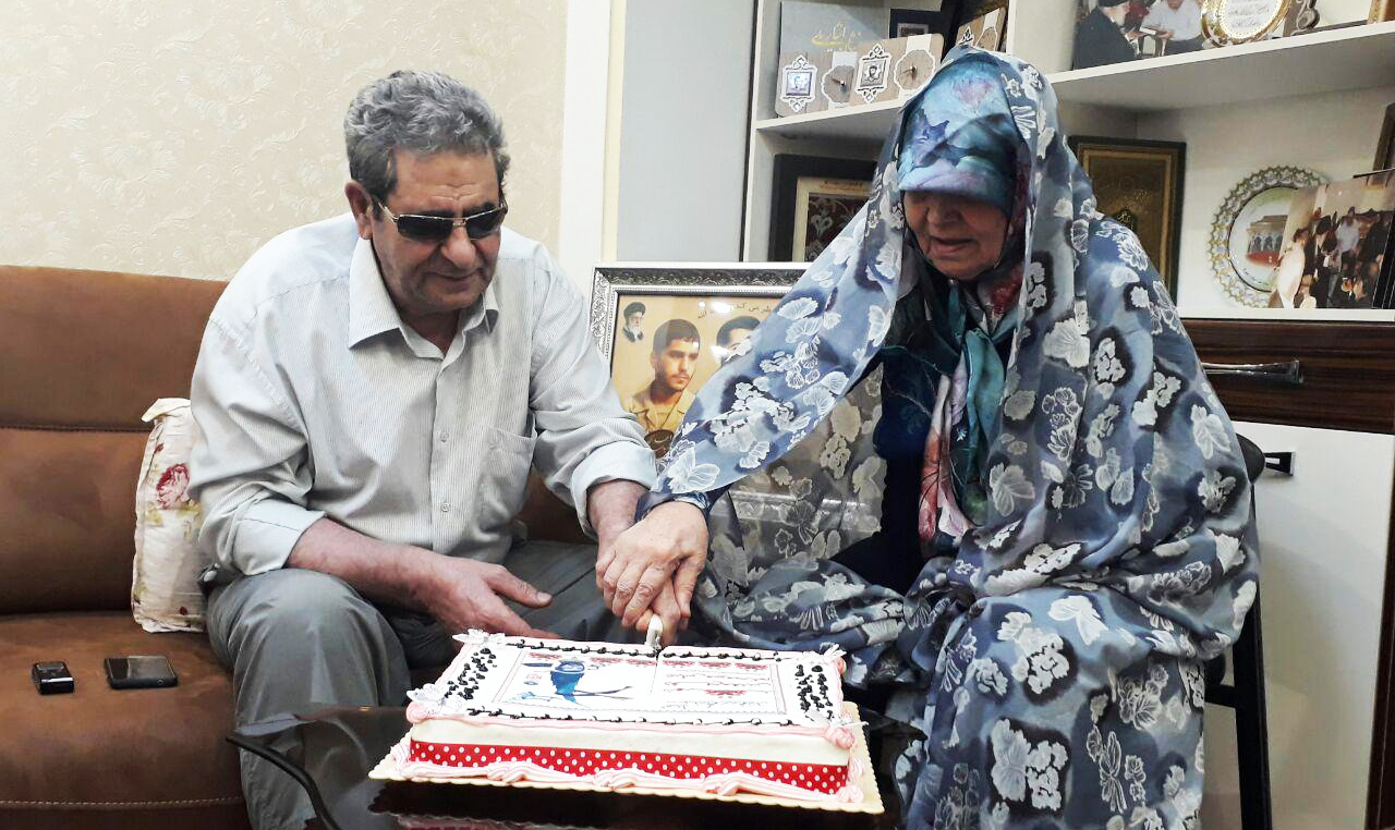 برپایی جشن تولد شهید «عباس میرمحکم» در کنار اعضای خانواده