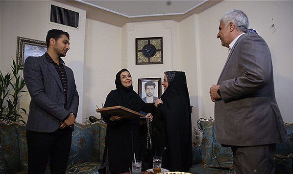 رئیس دانشگاه آزاد با خانواده شهیدان صارمی و باغبانی دیدار کرد