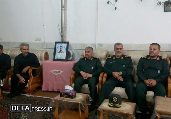 حضور فرمانده کل سپاه در منزل «شهید حججی» + عکس