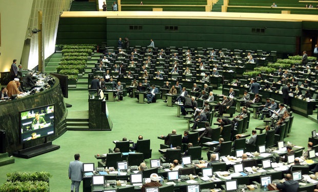 نمایندگان با ۳ شیفته شدن مجلس برای رای اعتماد مخالفت کردند