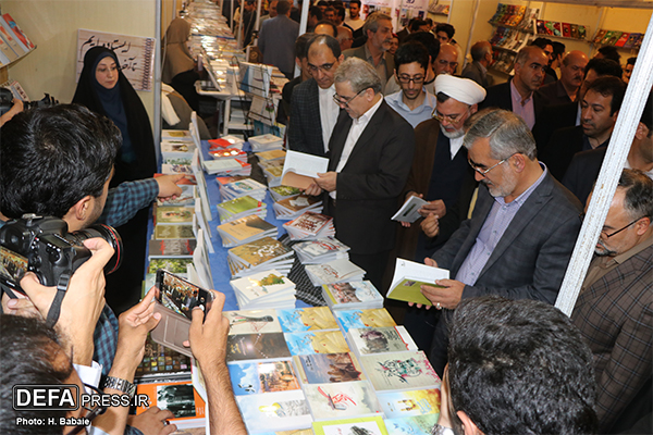 درخشش غرفه آثار دفاع مقدس با بیش از 300 عنوان کتاب در نمایشگاه استانی البرز
