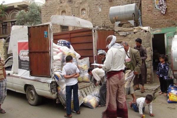 بسته‌های غذایی در میان جنگ‌زدگان یمنی توزیع شد+ تصاویر