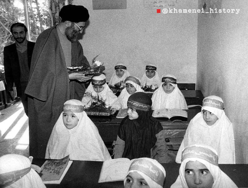 عکس/ بازدید حضرت آیت‌ الله خامنه‌ای از مدرسه دخترانه و اهدای گل و هدیه به دانش‌آموزان
