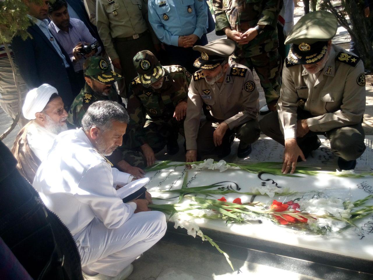ادای احترام فرمانده کل ارتش به مقام شامخ شهدا