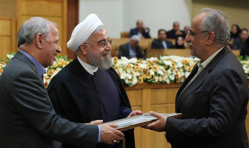 روحانی از خانواده شهدای دولت و برگزیدگان دستگاه‌های برتر تجلیل کرد