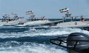 رژه ده‌ها فروند شناور موشک‌انداز سپاه در خلیج فارس