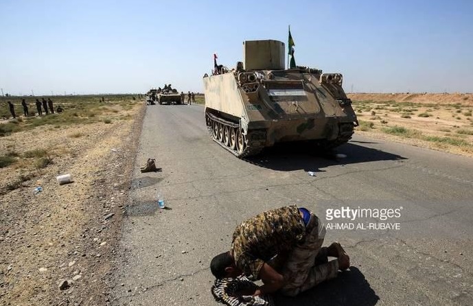 عکس/ سجده شکر سرباز عراقی پس از موفقیت‌های ارتش عراق