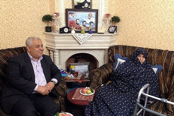 دیدار مدیرکل بنیاد شهید تهران بزرگ با خانواده شهیدان جنگروی و همت‌علی
