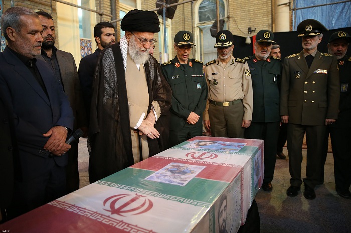 حضور امام خامنه‌ای در کنار پیکر مطهر شهید حججی