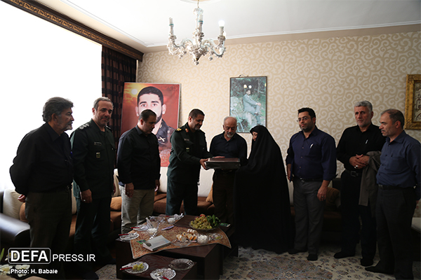 دیدار مدیرکل حفظ آثار دفاع مقدس البرز با خانواده شهید ستوان یکم «سید امیر صحرایی»
