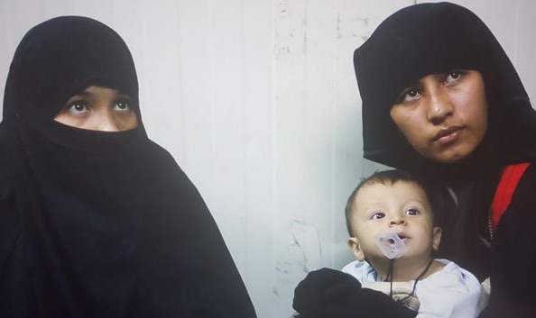 زنان داعشی را جلوی دوربین آوردیم/ کشته شدن فیلمبردار عراقی