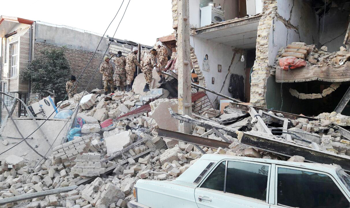 تصاویر/ امدادرسانی نیروهای ارتش در مناطق زلزله‌دیده