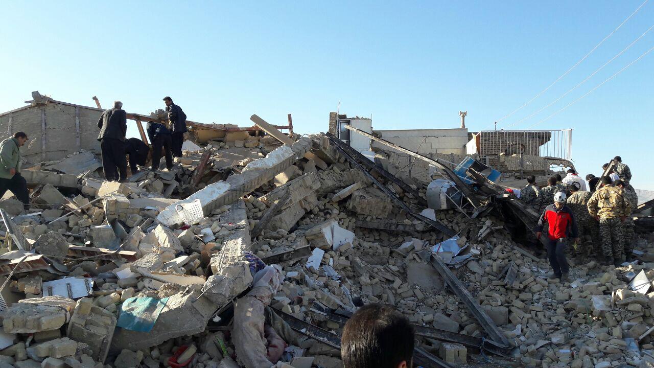 تصاویر/ امدادرسانی نیروهای ارتش در مناطق زلزله‌دیده