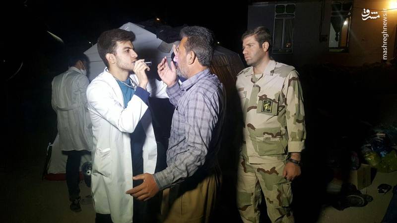 عکس/ سرکشی شبانه نیروهای امدادی سپاه به زلزله‌زدگان