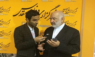 بازدید «حسن کامران» نماینده مجلس از غرفه خبرگزاری دفاع مقدس