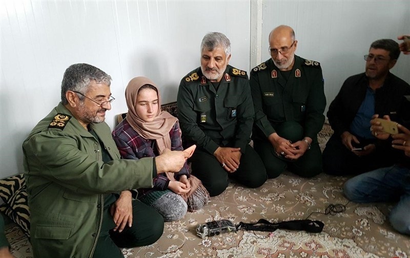 سلفی فرمانده سپاه با تنها بازمانده یک خانواده زلزله‌زده+ عکس