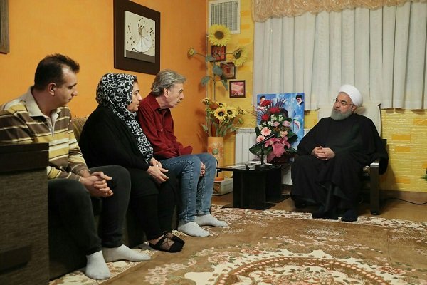 روحانی با «هاسو کشیش دانیلیان» جانباز ارمنی دیدار کرد