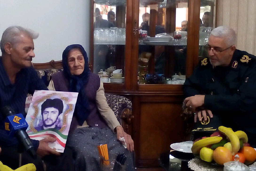 دیدار با خانواده شهیدی که میزبان مقام معظم رهبری بودند