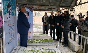 عطر افشانی مزار شهید داور یسری به مناسبت افتتاحیه هنرواره حبیب در اردبیل