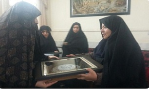 جمعی از خادمان آستان قدس رضوی با خانواده شهید شبرنگی در زاهدان دیدار کردند
