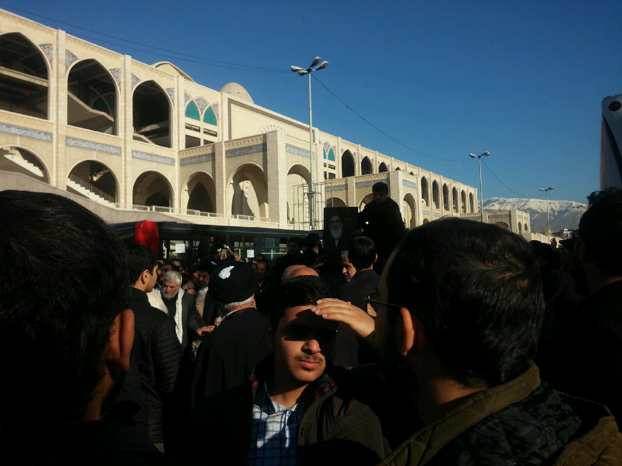 رهبر انقلاب اسلامی بر پیکر آیت‌الله هاشمی شاهرودی نماز اقامه کردند