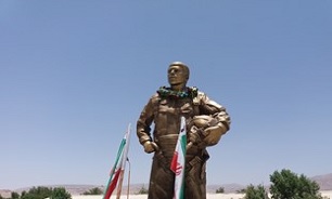 رونمایی از تندیس و ماکت شهید خلبان «ابراهیم امید‌بخش» با حضور مقامات نیروی هوایی ارتش در گچساران