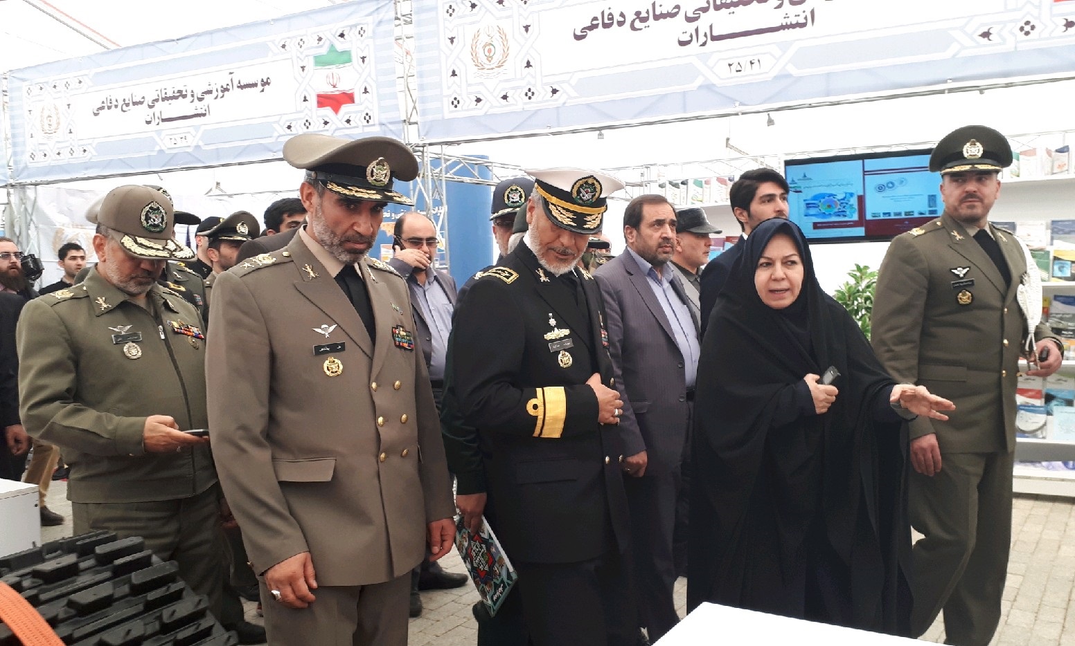 بازدید دریادار سیاری از نمایشگاه ملی دستاورد‌های انقلاب اسلامی و دفاع مقدس