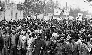 انقلاب اسلامی، متمایز از تحولات جهانی