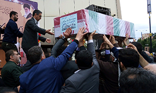 پیکر مطهر 7 شهید گمنام دفاع مقدس بر دستان مردم خوزستان تشییع شدند