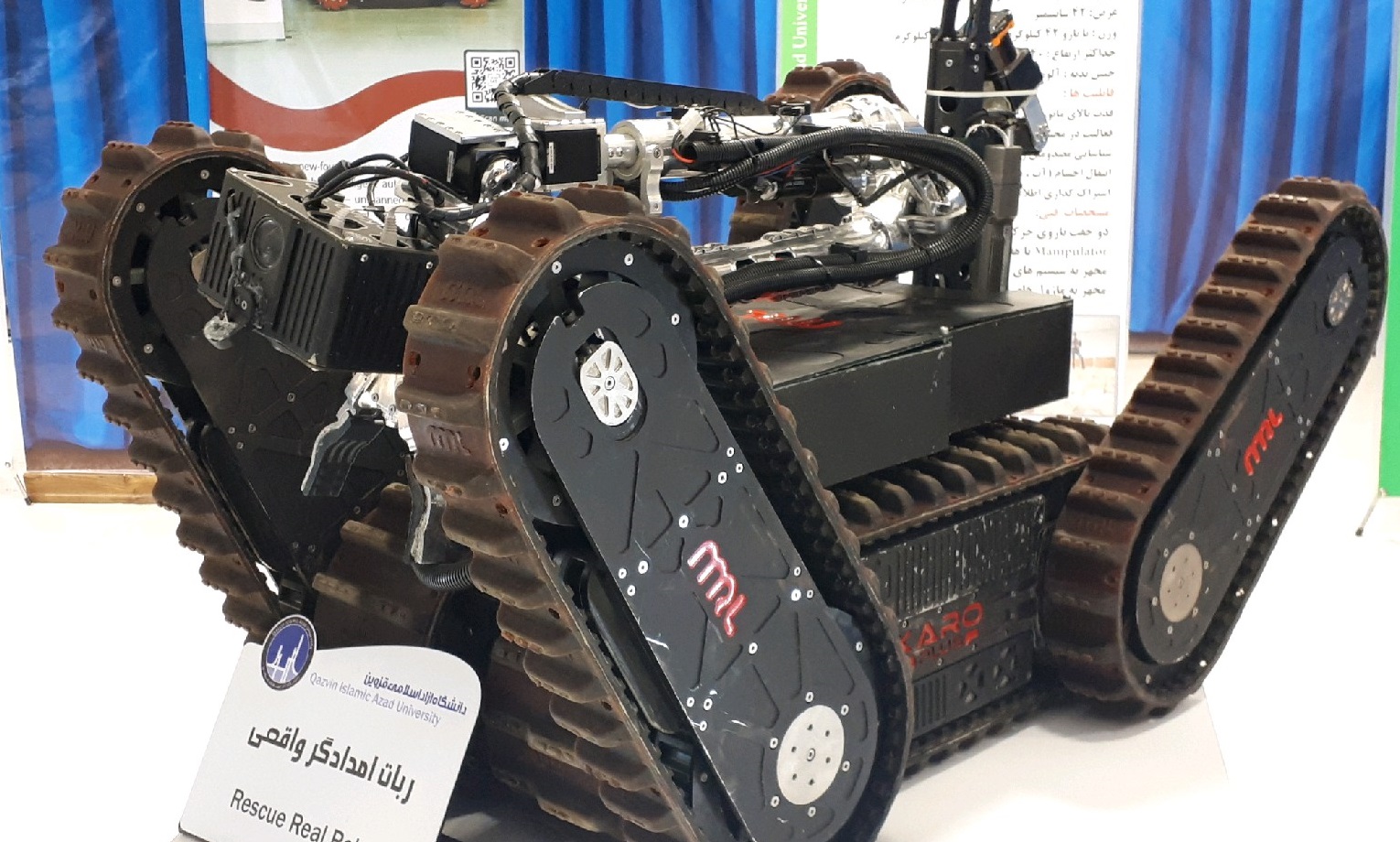 نمایش ربات امدادگر در نمایشگاه ملی دستاورد‌های انقلاب اسلامی و دفاع مقدس