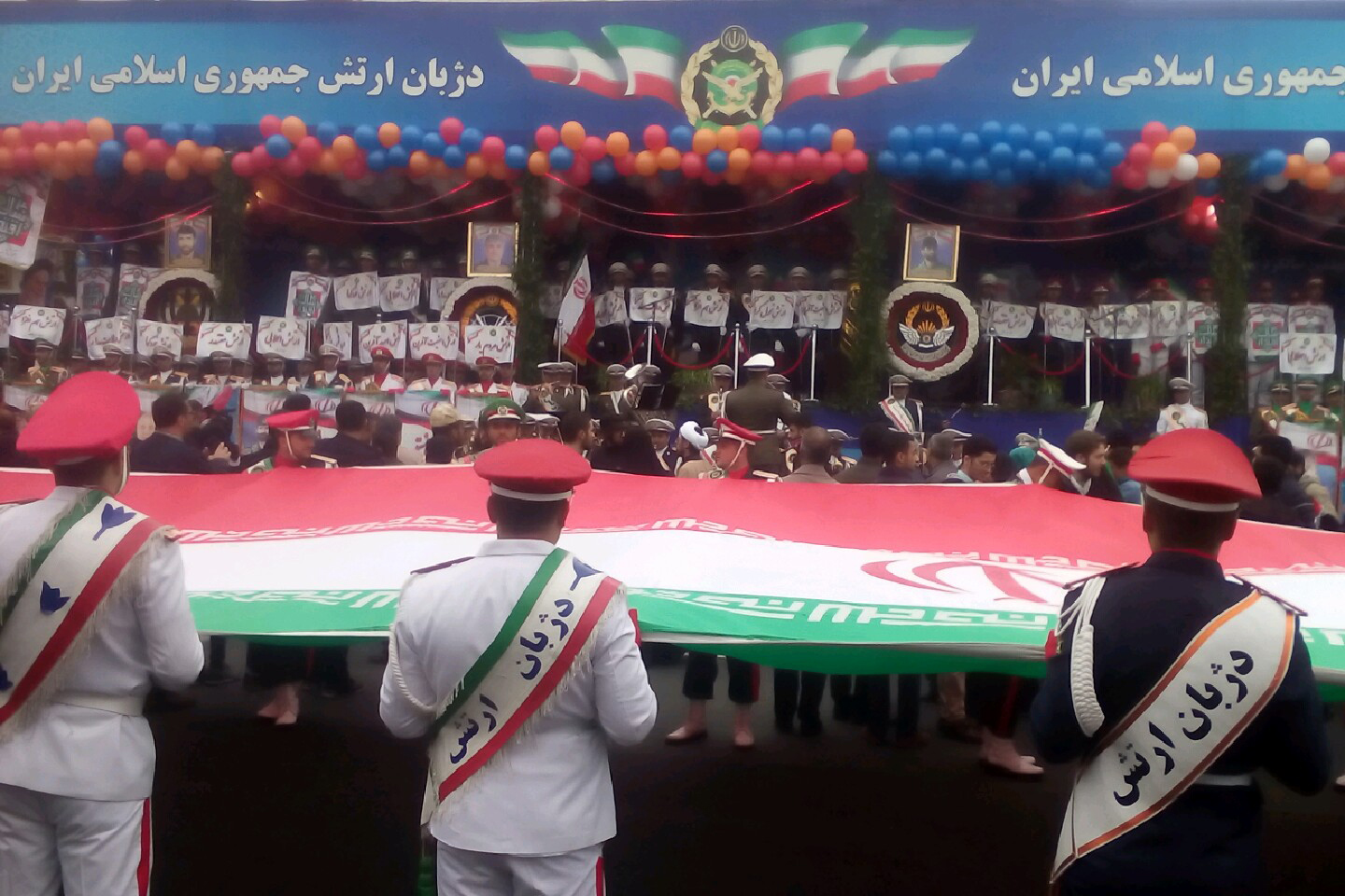 برنامه‌های ویژه دژبان ارتش در میدان انقلاب تهران/ اهتزاز بزرگترین پرچم ایران و اجرای زنده «ای شهید»