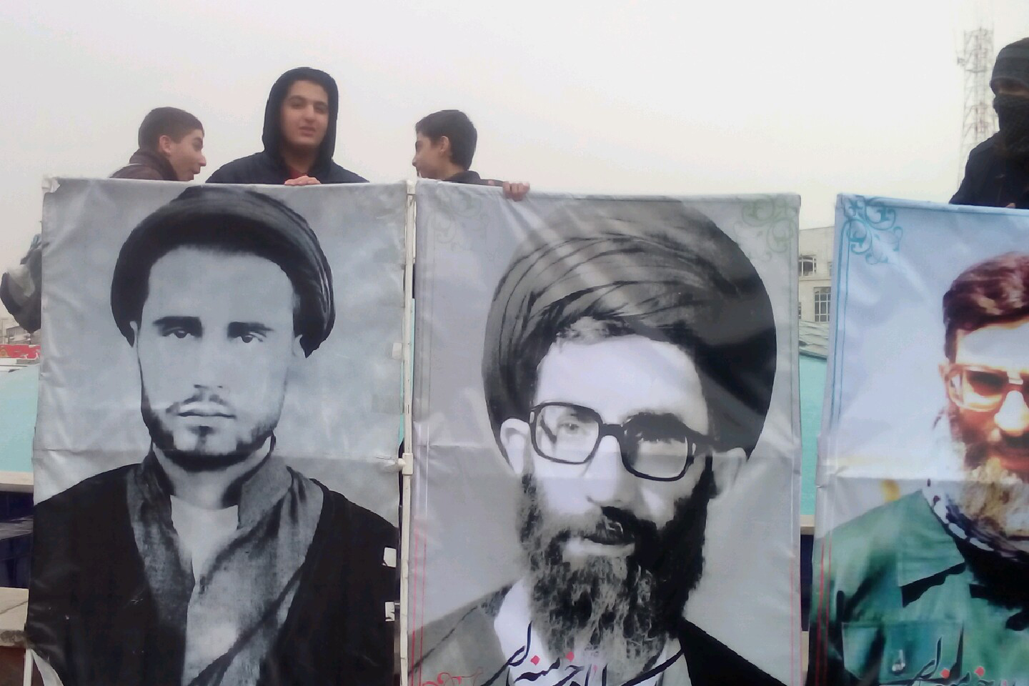 ۱۰ عکس متفاوت از امام (ره) و رهبری در دست نسل سومی‌های انقلاب