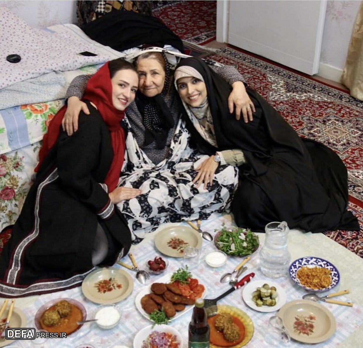 مجری صدا و سیما و بازیگر سینما و تلویزیون در کنار مادر شهیدان مدافع حرم+ عکس
