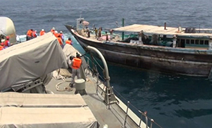 نجات یک لنج ایرانی توسط ناو ارتش در دریای عمان