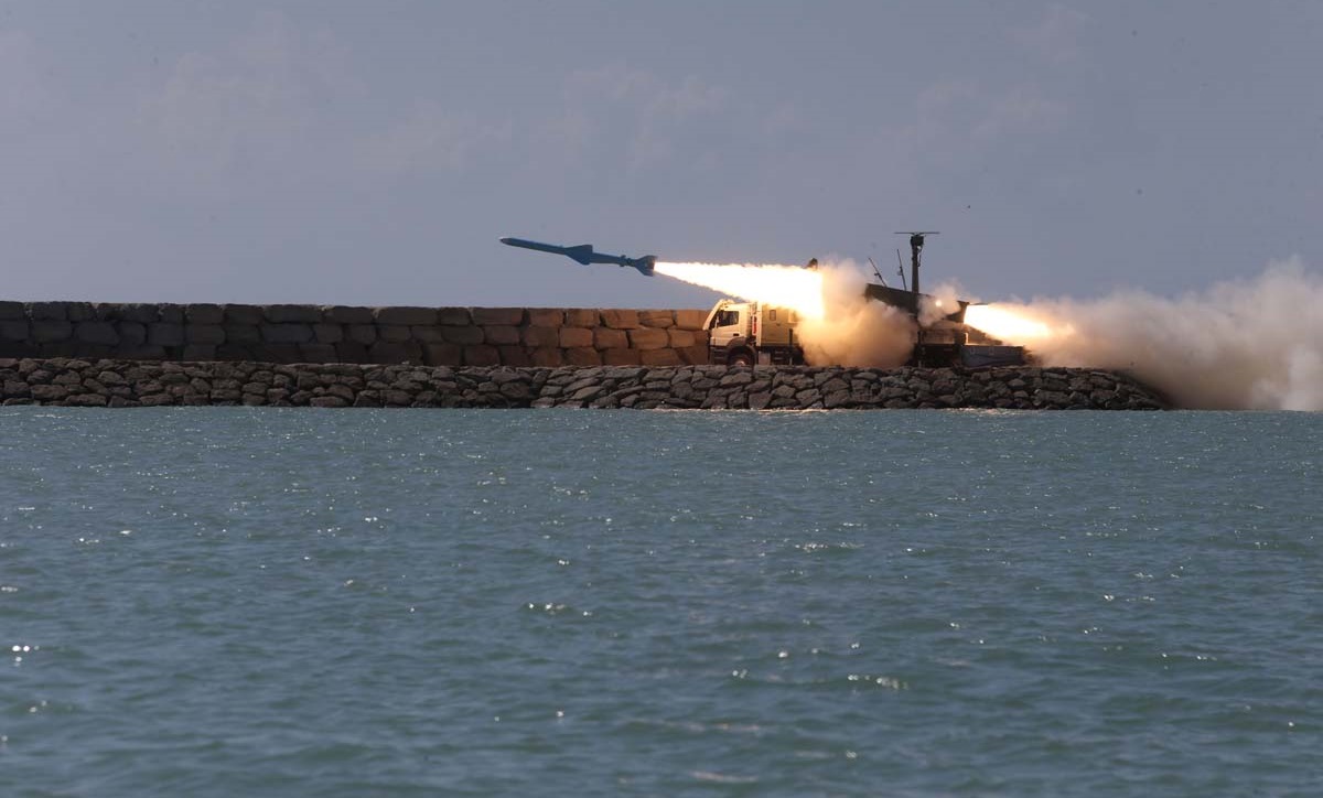 شلیک ٣ فروند موشک کروز از روی شناور و پرتابگر‌های ساحلی