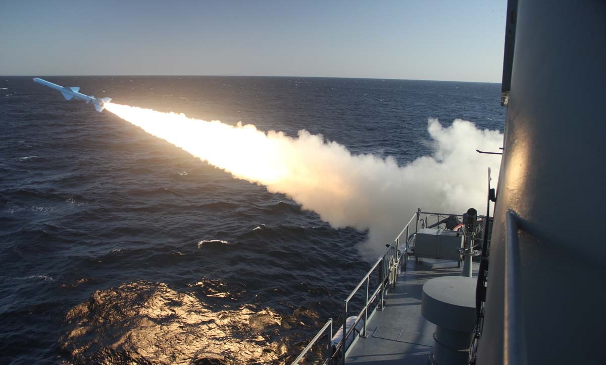 شلیک ٣ فروند موشک کروز از روی شناور و پرتابگر‌های ساحلی+ تصاویر