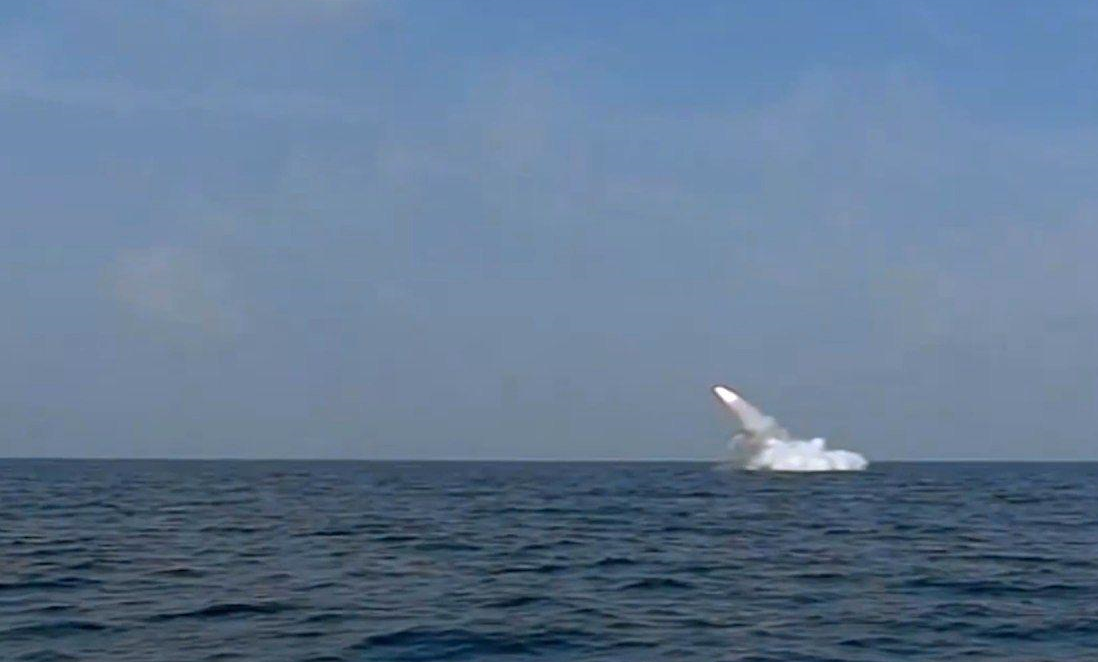 شلیک موفق موشک کروز از زیردریایی «غدیر»