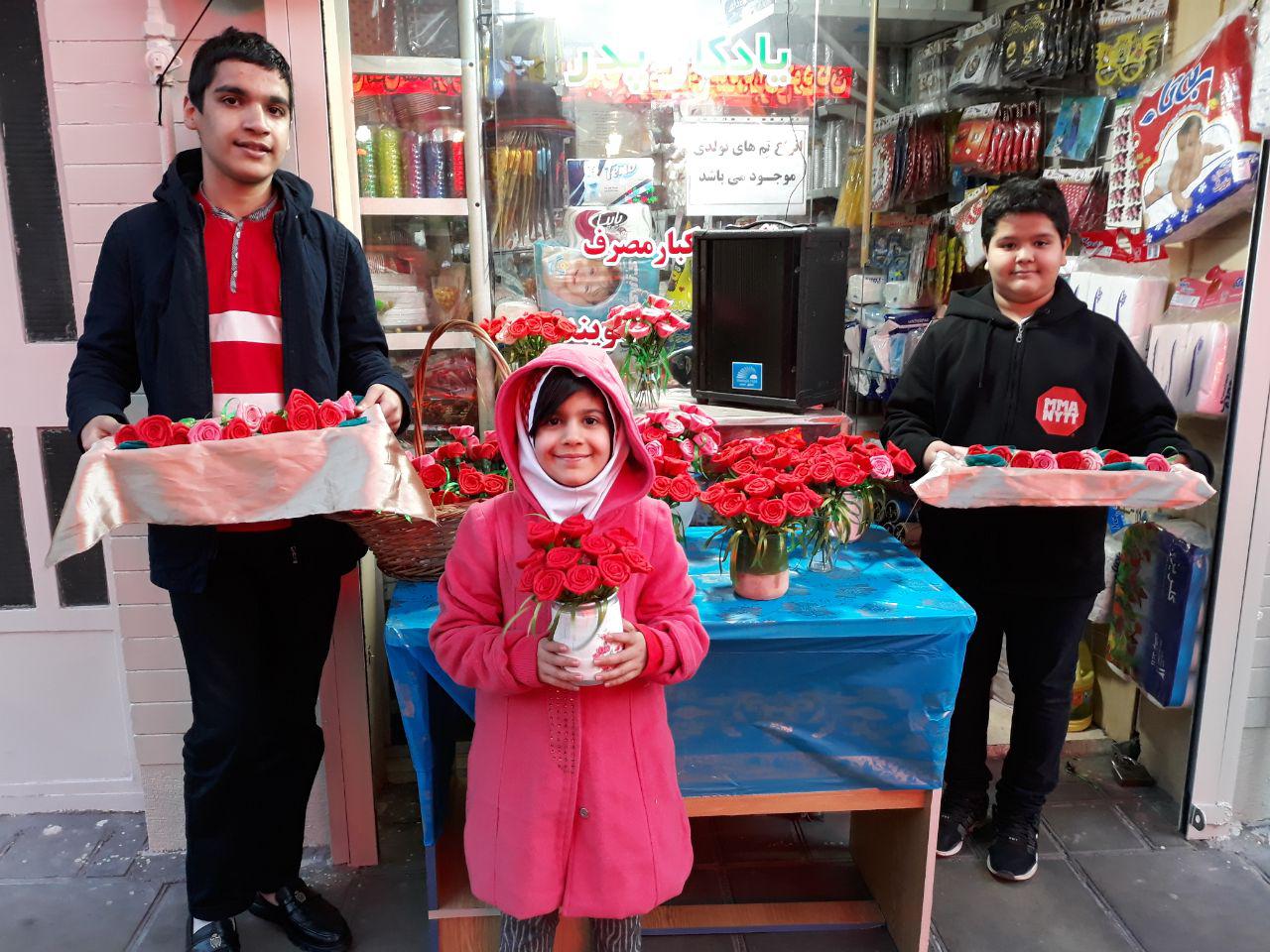 نذر فرهنگی یک زن با اهدای 500 شاخه گل به مادران