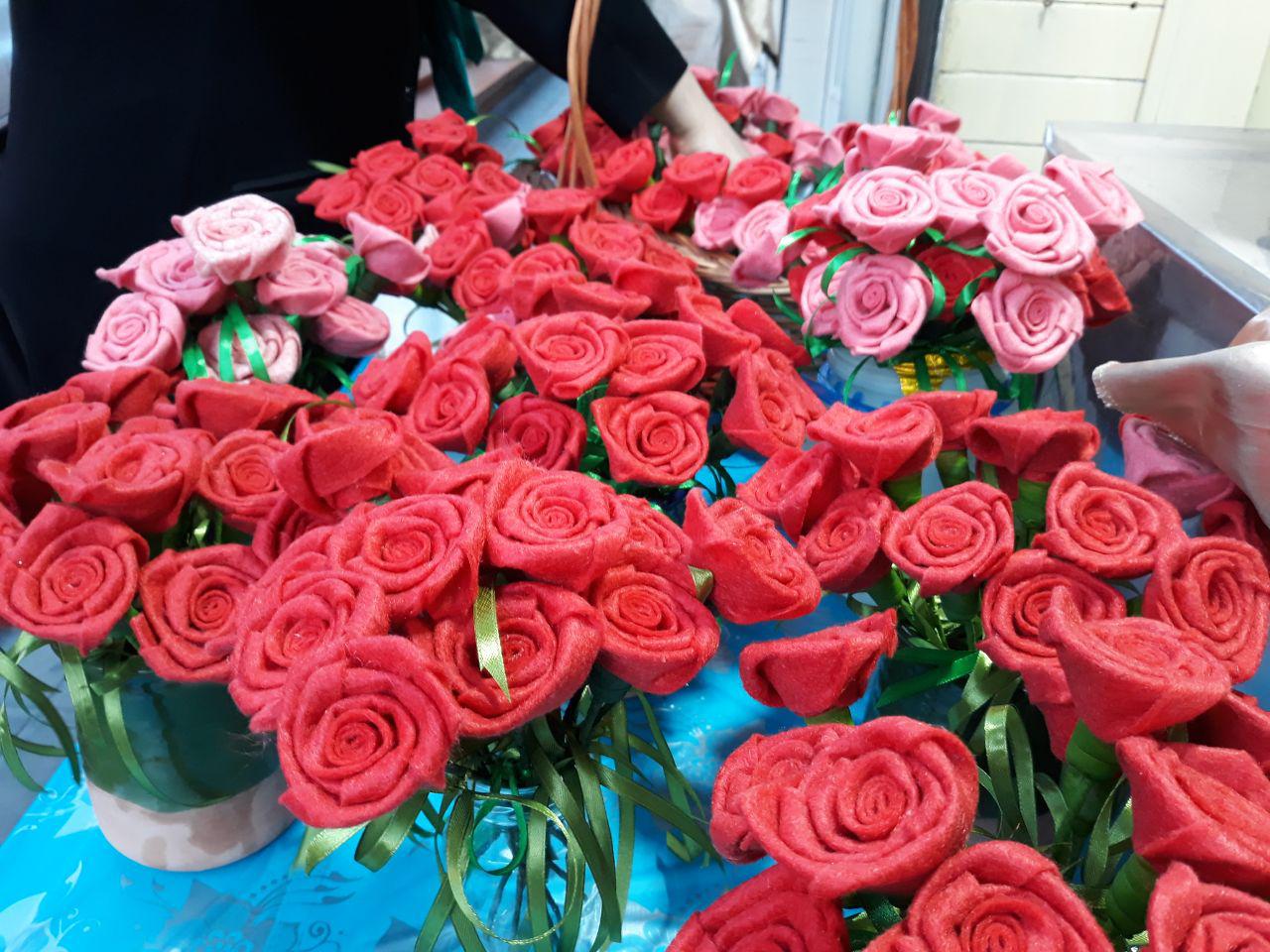 نذر فرهنگی یک زن با اهدای 500 شاخه گل به مادران